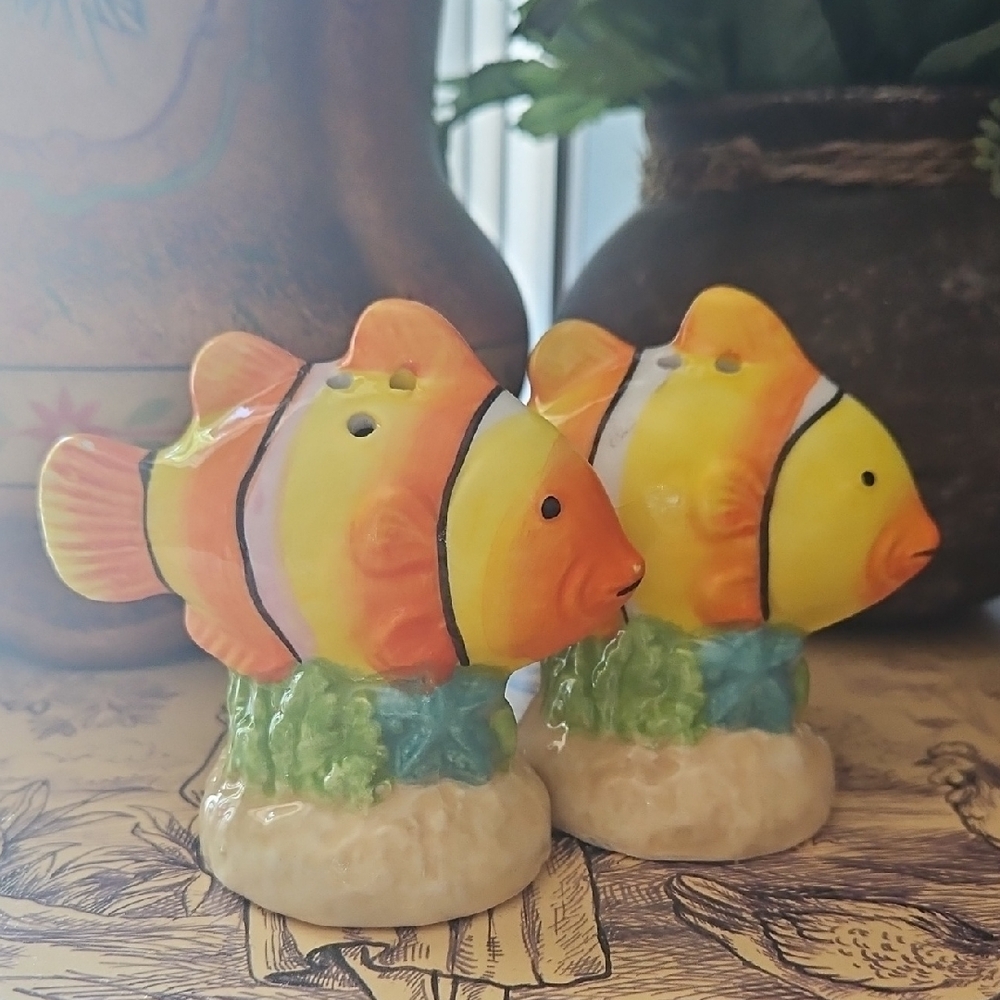 Colorful Fish Ceramic Shaker Set.